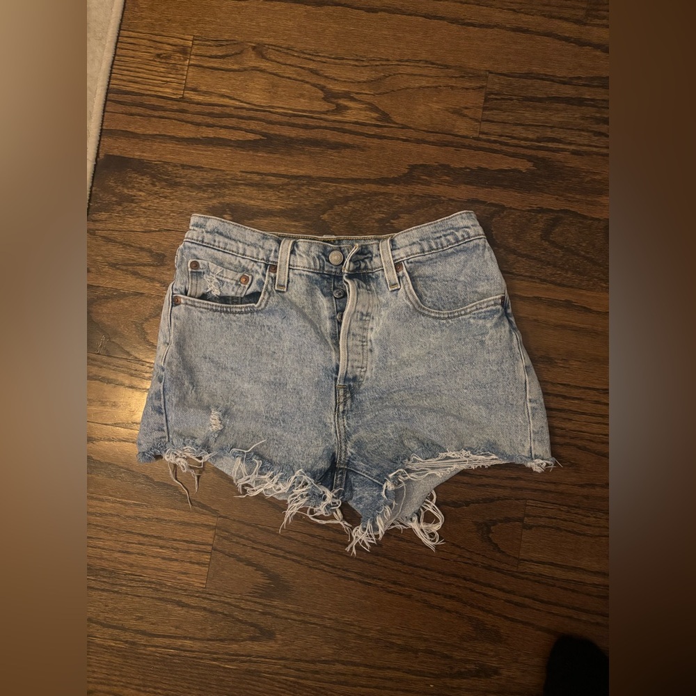 Levi’s - Light Wash Denim Shorts